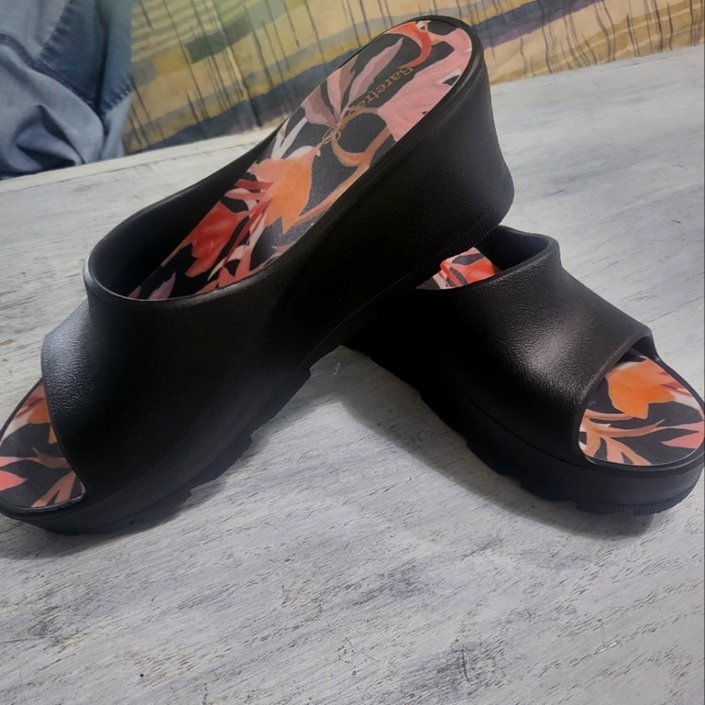 NWT  Black Baretrap slides size 8